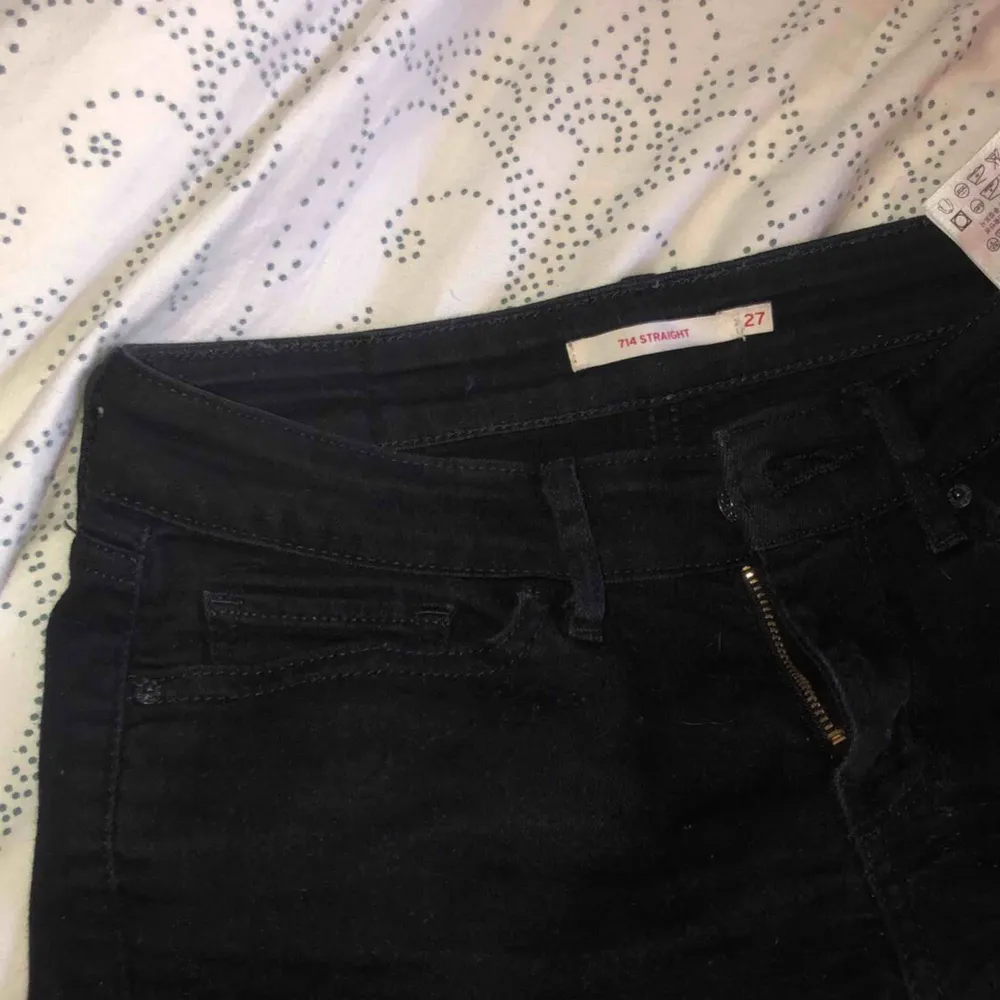 Säljer ett par shorts från Levi’s, perfekta nu till sommaren. Ursprungligen är de ett par levis jeans som jag klippt till shorts (nypris 979kr). Levis märket där bak är i silverglitter. Shortsen är i väldigt bra skick💕💕. Shorts.