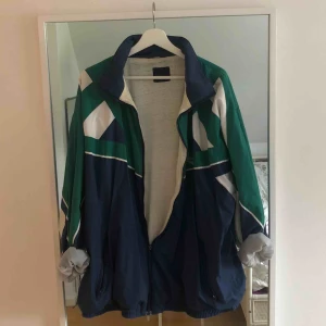  - Mysig vintage jacka! Väldigt oversized, står ingen storlek men skulle säga L-XL :)
