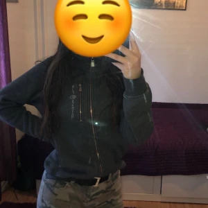 Sailracing kofta  - Säljer min fina sailracing kofta, den färgen finns inte att köpa längre, storlek xs passar även s, lite sliten vid ärmen (se sista bilden)