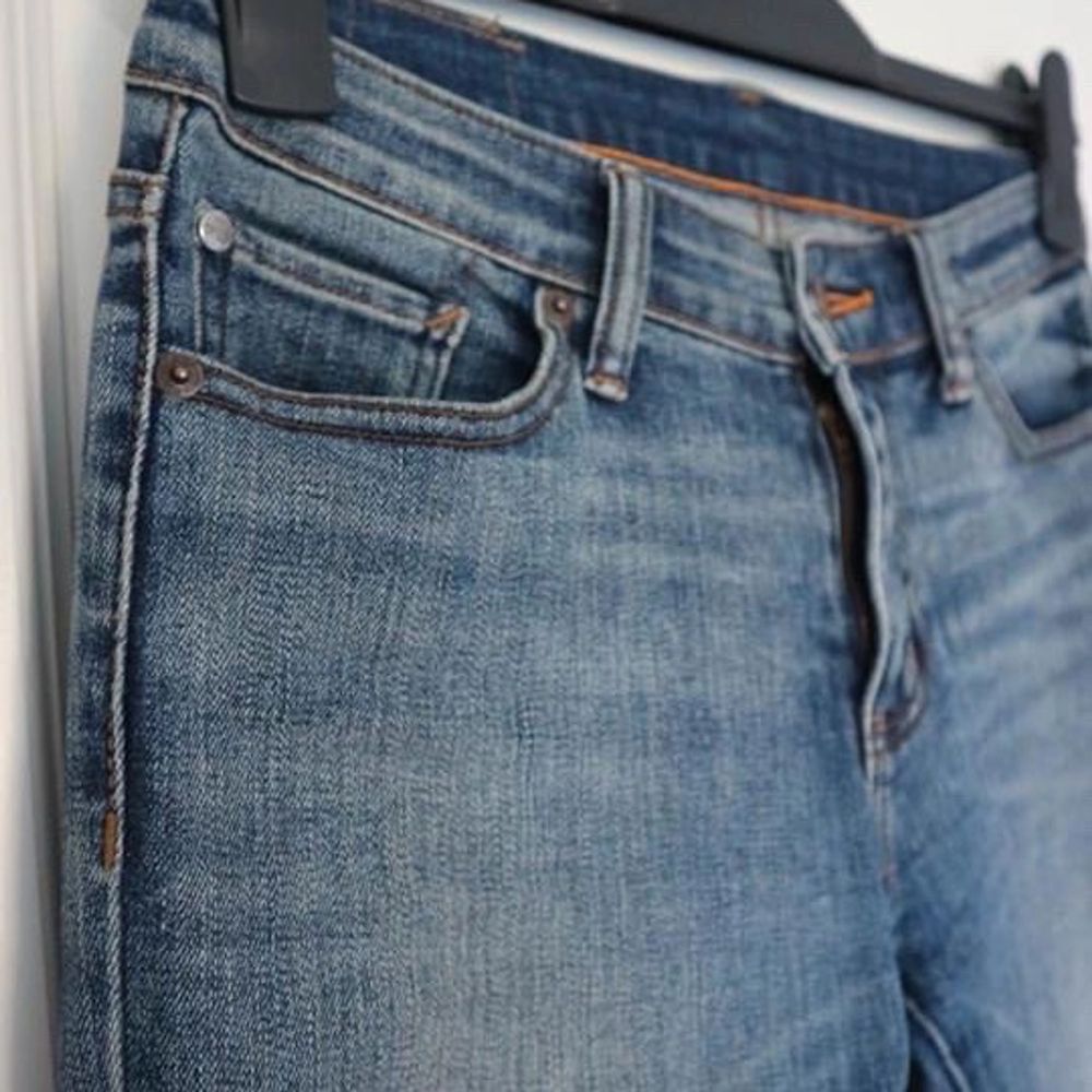 Säljer ett par skinny jeans som är lågmidajde från Ralph Lauren, köpta från Best of Brands. De är i mycket bra skick!  Storlek: 28/32. Jeans & Byxor.