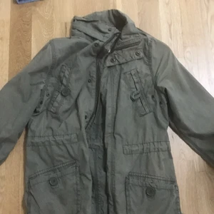 Militärfärgad jacka - En grön militärfärgad jacka! Storlek 34
