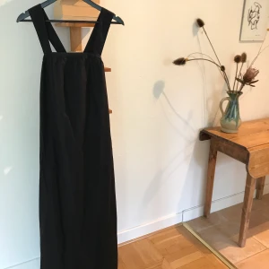 Carin Wester maxidress svart strl 36 - Magisk långklänning från Carin Wester som är helt oanvänd. Jag är 1,69 den är hellång på mig.