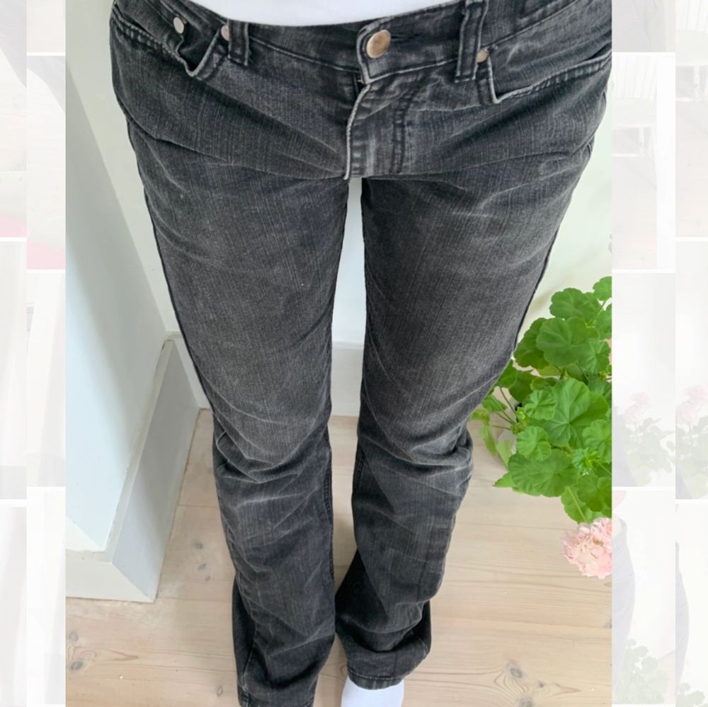 Svarta jeans, INTE högmidjade :) Skitsköna, är inte för hårda men känns heller inte billiga. Jag är en S men byxorna skulle nog även kunna funka för xs-m 💙 Jag är 167 och byxorna är långa på mig.. Jeans & Byxor.