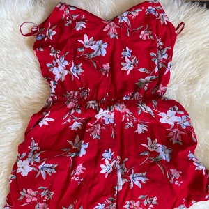 Onesuit - En fin liten klänning som passar perfekt till sommaren! Har använt den själv en gång. Bud startar på 50 kr