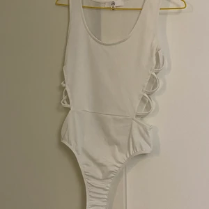 Body - Helt oanvänd body från Zalando. Med string och snörning på båda sidorna. Syns lite igenom. Frakt tillkommer