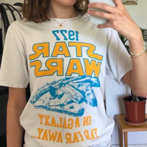Vit Starwars t-shirt  - Knappt använd, bra skick förutom en liten fläck på ryggen.   Köpare står för frakt!