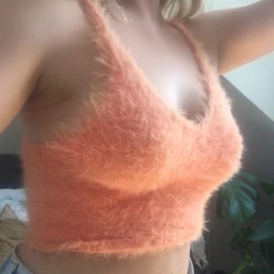 Furry tank top - Linne i en jättesomrig färg! Köptes på plick men inte kommit till användning. Högsta bud 100