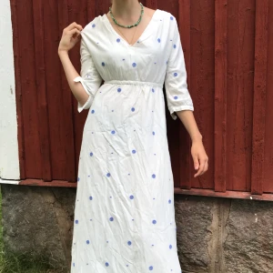 & Other Stories fin klänning - & Other stories fin sommrig klänning. Använd fåtal gånger men i jätte fin stick. Storlek 34\xs men passar även till S 