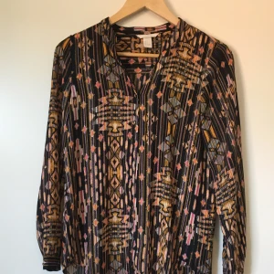 Mönstrad skjorta - Mönstrad skjorta från H&M. Bra skick, knappt använd. Frakt betalas av köparen.