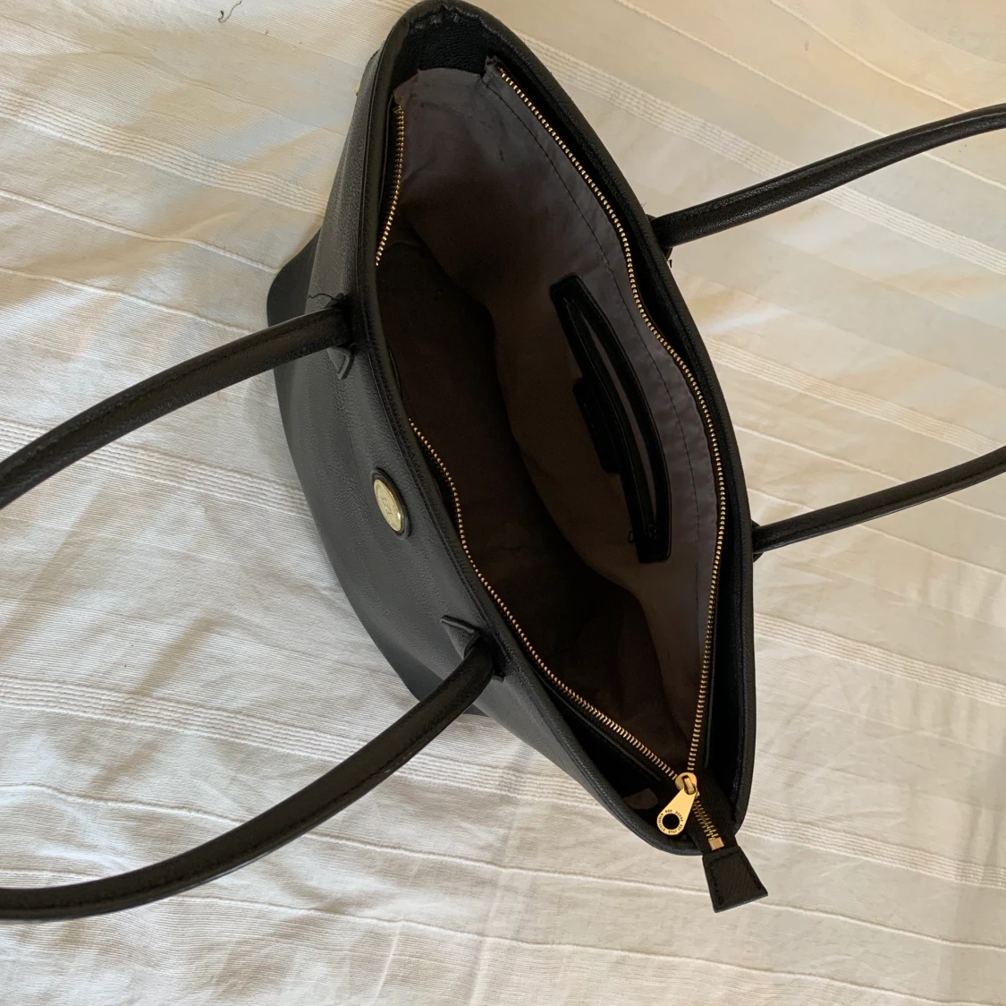Svart handväska med plats för laptop!💻 - 91