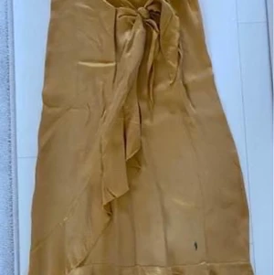 Kjol - Helt ny kjol i färgen senapsgul, storlek small.  Nypris 1199,- 
