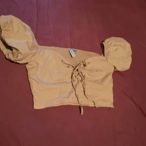 Topp från HM - Jättesöt beige/ljusbrun topp från HM som tyvärr blivit för liten för mig