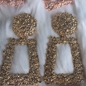 Örhönge  - Oanvända örhönge pris 99kr st