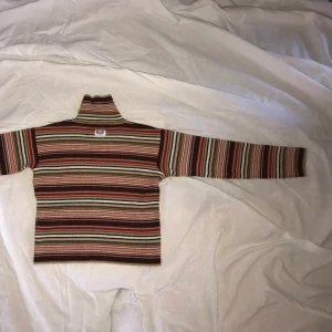 Dolce & Gabana randig polo stl xs-m - Jättefin Dolce & Gabana Junior polo, säljer då jag inte använder den längre jag är 174 cm lång och strlk s-m och den passar bra på mig om något lite kort i armarna. (De e inte någon loose fit direkt). Köparen betalar frakt