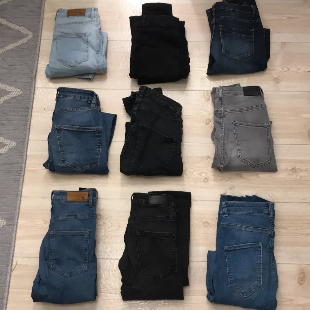 9st olika tighta jeans. Exempelvis från Gina Tricot, Bikbok och Lager 157. Jeansen är i storlekarna  S och M och vissa är med använda än andra. Frakt tillkommer. 55kr/st + frakt. Skriv till mig privat för närmare bilder! . Jeans & Byxor.