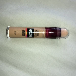 Multi use concealer  - Den är öppnad men bara testad på handen helt fel färg på mej  (skriv eget pris) 