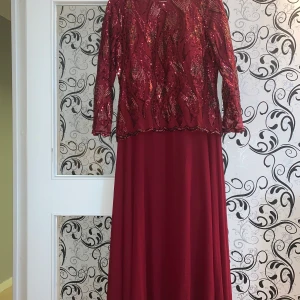 Klänning - Bra skick klänning, säljs pågrund av att den inte passar längre. 