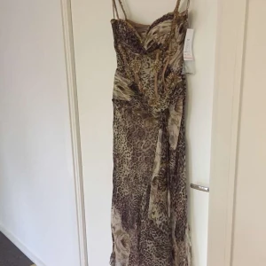 Klänning - Storlek 12 oanvänd pris 300kr