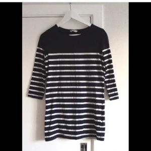 Tröja från New Look - Så fin klänning/tunika/tröja i blå och vitrandigt från New Look. Storlek 42, men sitter mer som en klänning på mig som är storlek 36 ca. Funkar även som tröja! Använd men i gott skick!! 