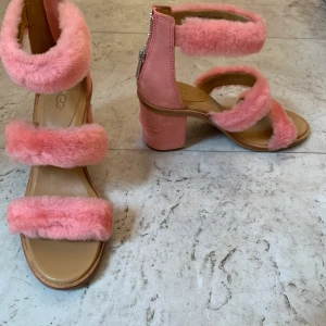 Ugg skor - Helt nya oanvända ugg skor. Finns i storlek 37, 38 och 39. Nypris 1499kr.