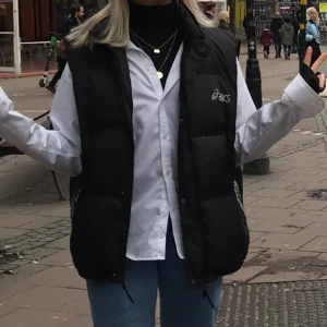 Väst från asics 🥺🥺 - Världens finaste vintage väst från asics, bra skick!! Storlek L men passar mig med S oversized :) jag är 168 för referens 💖 