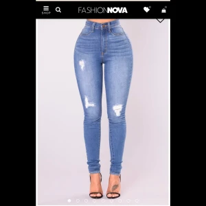 Fashion Nova jeans  - Stretchiga jeans, aldrig använt innan då dem är lite för stora för mig 