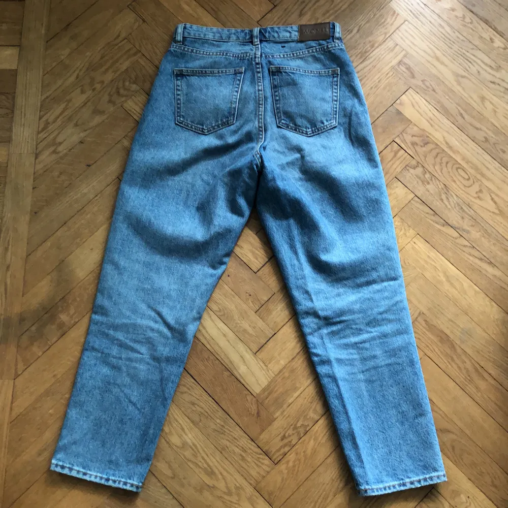 Jättefina ljusa jeans från Monki strl 26, modell Taiki high waist balloon leg. Säljs pga för små. Köparen står för frakten. . Jeans & Byxor.