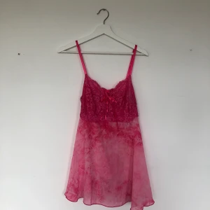 Nattklänning/lingerie i S/M - Bra skick men foundation fläck på nederdelen (se sista bild) Storlek står ej men gissar på S/M  Samfraktar gärna och gör det efter vikt, kika därför gärna in på annat jag säljer! 