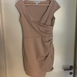 Klänning Nelly storlek small - Beige/nudefärgad klänning från Nellys märke NLY ONE i storlek small. Lite ljusare i verkligheten. Använd vid två tillfällen, bra skick! Kan postas eller hämtas i Norrköping. 