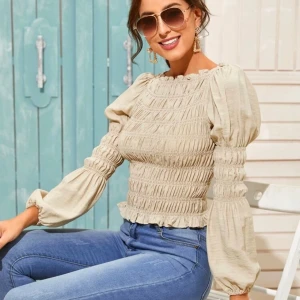 Festtröja - Väldigt fin tröja som fungerar att ha både till fest, middag och vardags. Sjukt snygg till ett par jeans eller kostymbyxor. Storleken på denna är S men resonen i midjan och vid ärmarna är otroligt töjbar och följsam vilket gör att det passar en M💕