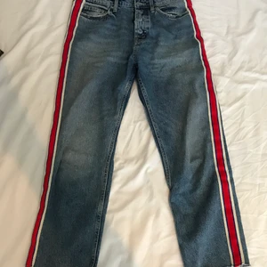 Jeans från Zara, strl 40 - Ett par bekväma snygga jeans från Zara, knappt använda. De är lite korta i modellen men höga i midjan, snygga med ett skärp i midjan! Nypris 299kr, frakten står du för🥰