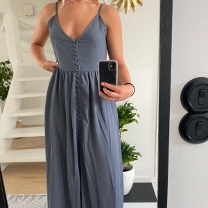 Lång klänning 🌸 - En jätte fin lång klänning som går ändå ner till fötterna. Är i storlek S och är från NAKD. Aldrig använd. Där fins ett litet hål på baksidan av klänningen, men det syns inte när man har den på sig. 🌸💝🥰