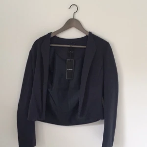  - Blazer från B.Young. Storlek 34 men passar även 36. Aldrig använd, nypris 400kr. 100% polyester. Fint och mjukt innertyg. Lite nopprig på ena axeln. 