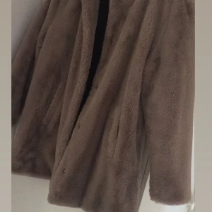 Pälsjacka  - Storlek L passar M pris 300kr 