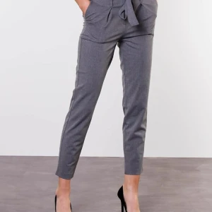 Paperbag pants, Only - Superfina paperbag pants, strl 34, från Only. Köpta på Vero Moda för drygt ett år sedan, men knappt använda och i nyskick. Kan mötas upp i Uppsala/Stockholm, eller skickas mot fraktkostnad.💛 (säljer likadana svarta)