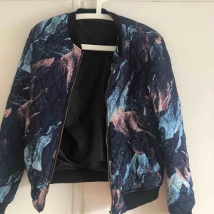  - Bombarjacka i bra skick i storlek M i batikmönster som passar en S lika bra. 300 kr inkl frakt 📦 