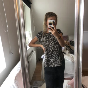 Leopardog t-shirt - En leo t-shirt som är super fin men ganska lång på mig då jag är kort. Men jag brukade ha den som på bild 2. Den är från vero Moda och de är storleken xs.