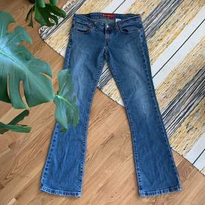 Lågmidjade Levis jeans köpta på tradera. Säljer vidare då de inte passade mig. Midjemått: cirka 80 cm. Innerbenlängd: 80 cm. Sitter tajt upptill och utsvängda längst ner. Frakt tillkommer! 