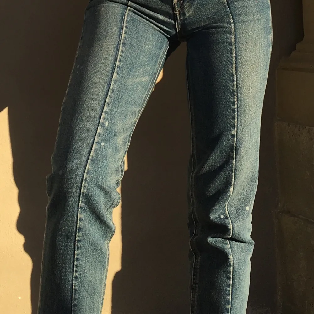 Riktigt coola jeans från levis i modellen ”Altered straight”. Slutar vid ankeln på mig som är 165cm. Stl 23 dvs xxs. Cool detalj med vita ”färgfläckar”. Köpta för 1300:- . Jeans & Byxor.