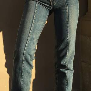 Riktigt coola jeans från levis i modellen ”Altered straight”. Slutar vid ankeln på mig som är 165cm. Stl 23 dvs xxs. Cool detalj med vita ”färgfläckar”. Köpta för 1300:- 