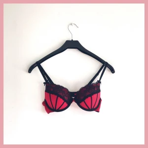 Bh - Jättesnygg bh med mkt detaljer. Aldrig använd 