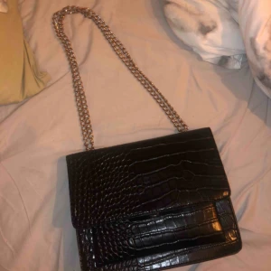  - Svart väska från Nelly. Knappen är bort så det går inte rikitgt att stänga men kanske går att fixa.