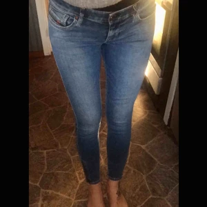  - Bedårande Diesel slandy ankle jeans, med dragkedja nedtill 🤩 Låga i midjan och innerbenslängd ca 66 cm. I absolut nyskick! 