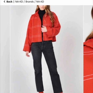  - Världens finaste jacka från nakd i str, 34 i nyskick. Frakt i går i priset. Skynda fynda innan det slängs iväg pga flytt🌸 perfekt nu till vår o sommarkvällar. Pris kan diskuteras 