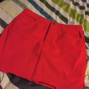 Röd jeans kjol från pieces i storlek s. Som ny enbart för liten för mig