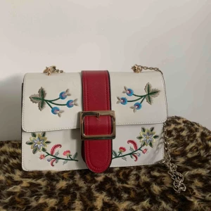  - Axelremsväska från Ullared, använt Max 3 gånger, inte min stil riktigt längre 🦋 frakt tillkommer för köparen.