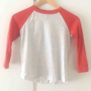  - Tvåfärgad topp från hm i collegestil. Passar bra till träning. 