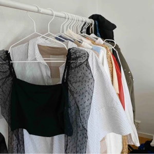  - Köparen står för frakt, kan mötas upp i Borås🌸 VÄLDIGT Gullig blus men passar inte min kroppsform, blusen är ifrån Shein och aldrig använd endast testad💕  meddela för fler bilder