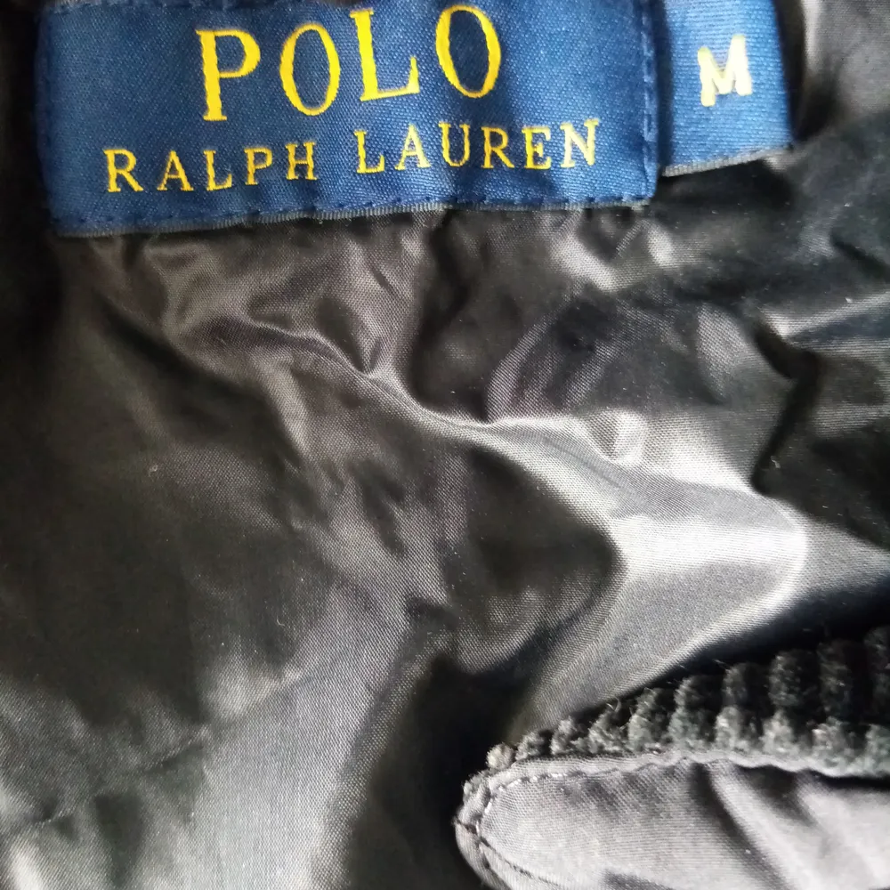 Ralph Lauren jacka använd 2ggr köptes från zalando. Nypris va ca 3000kr. Strl M en vanlig M . Jackor.