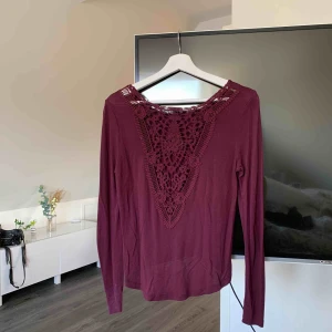  - Snygg långärmad tröja med snygg rygg. 